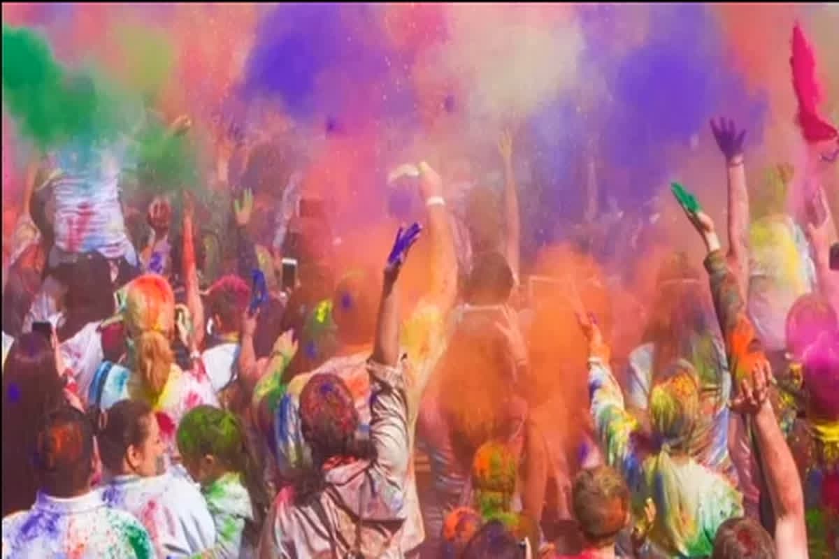 Holi celebration in Holkar College : इस कॉलेज में होली कार्यक्रम की नहीं मिली अनुमति, तो कॉलेज में स्टूडेंट्स ने बिजली बंद कर किया ये शर्मनाक कांड, जानकर रह जाएंगे हैरान