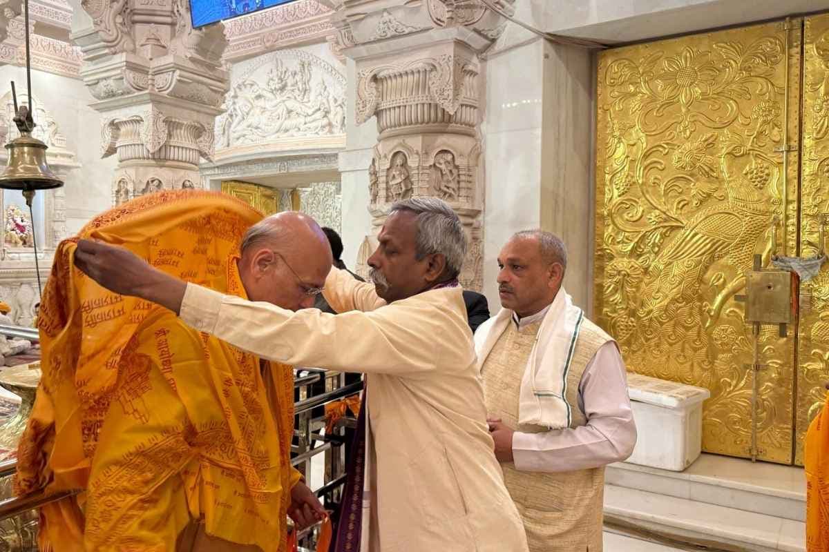 Ram Mandir Ayodhya News: कांग्रेस सांसद ने अयोध्या में किये रामलला के दर्शन.. गांधी परिवार के बेहद करीब हैं ये नेता, देखें तस्वीर..