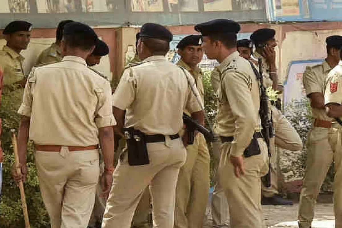 Indore Policemen Punished : TI समेत 12 पुलिसकर्मियों को कमिश्नर ने दी अनोखी सजा, तीन दिन की ट्रेनिंग के बाद होगा ये टेस्ट, जानें ऐसा क्यों