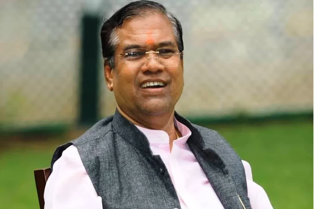 BJP MP Faggan Singh Kulaste Statement: बीजेपी सांसद ने कांग्रेस को बताया रेत चोर और शराब माफिया, कहा – ‘मैं होता तो कांग्रेसियों की बजाता बारह..’