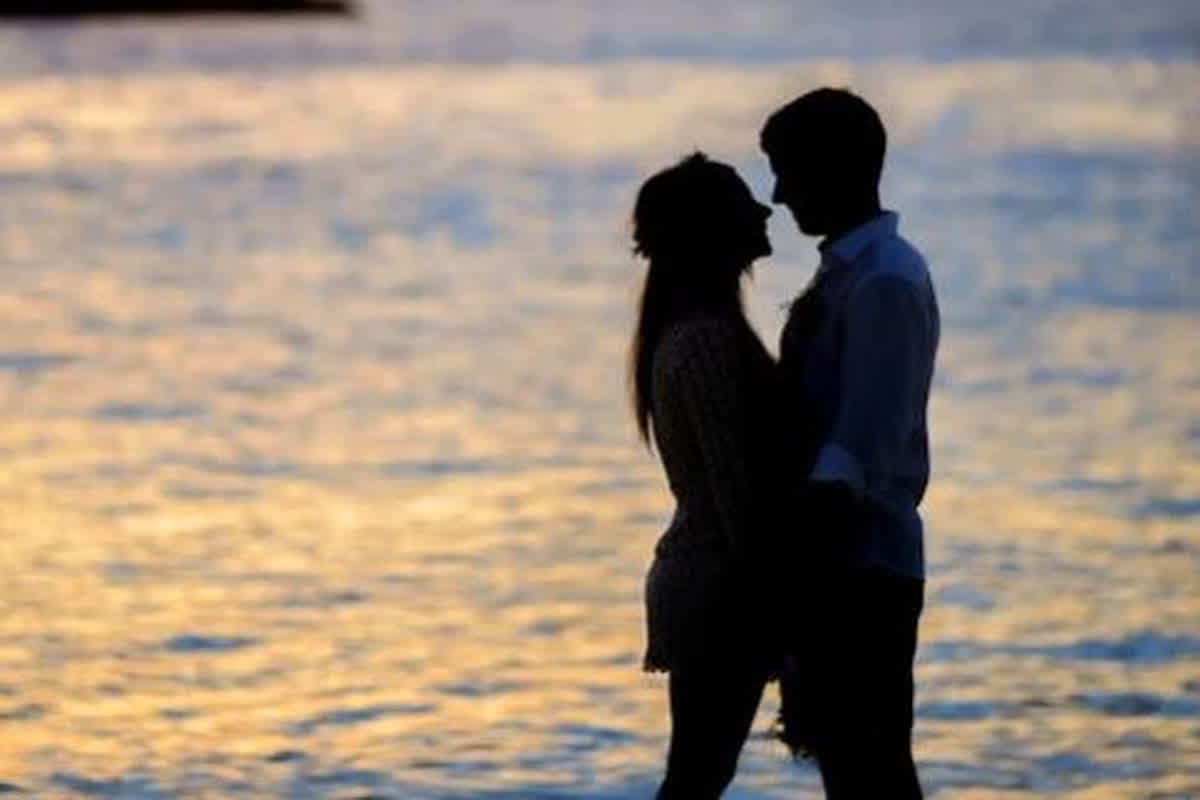 Wife Run Away With Boyfriend: शौक पूरा करने पत्नी ने 10 लाख रुपए में बिकवा दी पति की किडनी, पैसे नगदी लेकर आते ही आशिक के साथ हो गई फरार