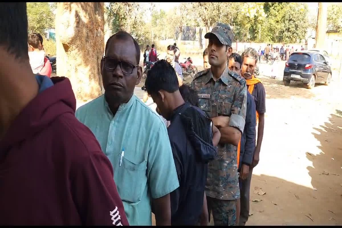 Kondagaon Panchayat Election 2025 : छत्तीसगढ़ के इस IPS ने 1 घंटे कतार में लगकर किया मतदान, लोगों के लिए कह दी ये बड़ी बात