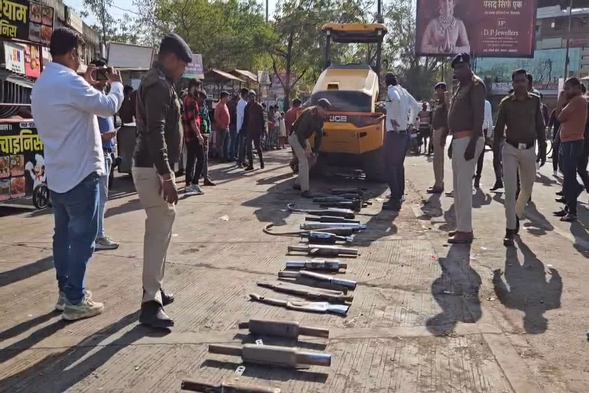 Modified Silencer In Ratlam : आपकी बाइक में भी मॉडिफाई साइलेंसर है तो हो जाएं सावधान, ट्रैफिक रूल तोड़ने वालों के खिलाफ पुलिस ने उठाया ये बड़ा कदम