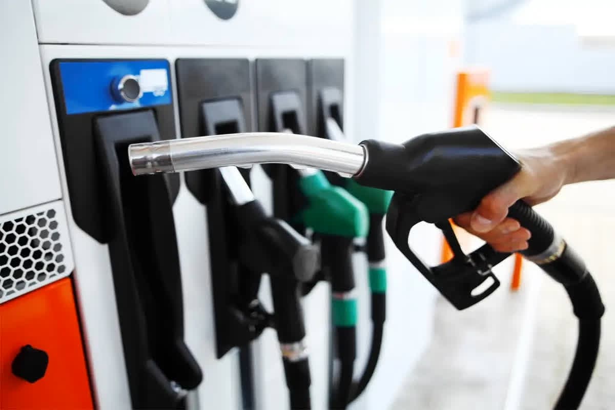 Petrol Diesel Price Today News: पेट्रोल 1 रुपए और गैस सिलेंडर 45 रुपए सस्ता, आज से ही लागू हो गए हैं नए रेट, नवरात्रि में आम जनता को बड़ी राहत