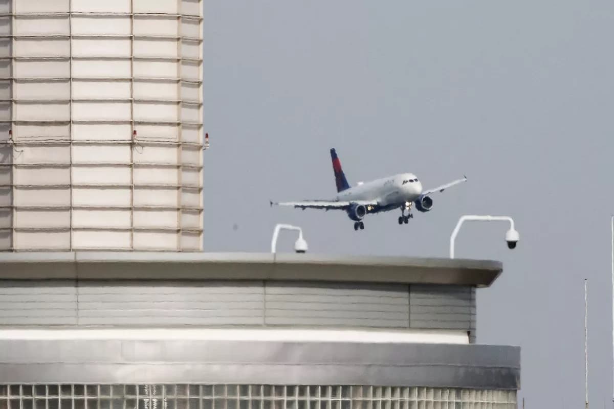 America Plane Crash: हेलीकॉप्टर से टकराया हवाई जहाज, थम गई 67 लोगों की सांसें, 12 का अब तक नहीं मिला कोई सुराग