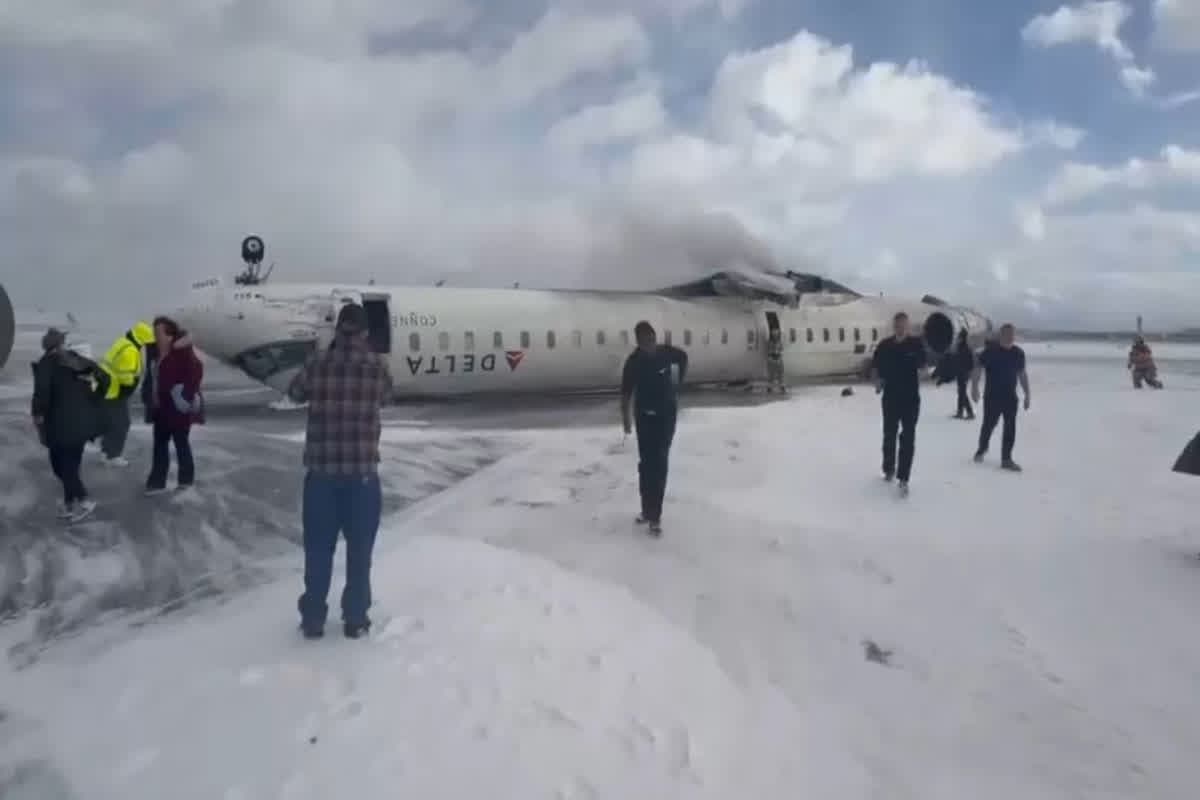 Delta Airlines Plane Crash: एयरपोर्ट पर बड़ा हादसा.. लैंडिंग के दौरान पलटा विमान, दर्जनों यात्री घायल, कई की हालत गंभीर