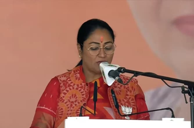 Rekha Gupta Oath Ceremony: दिल्ली की 9वीं सीएम बनी रेखा गुप्ता, रामलीला मैदान में ली पद और गोपनीयता की शपथ, ये विधायक बने मंत्री