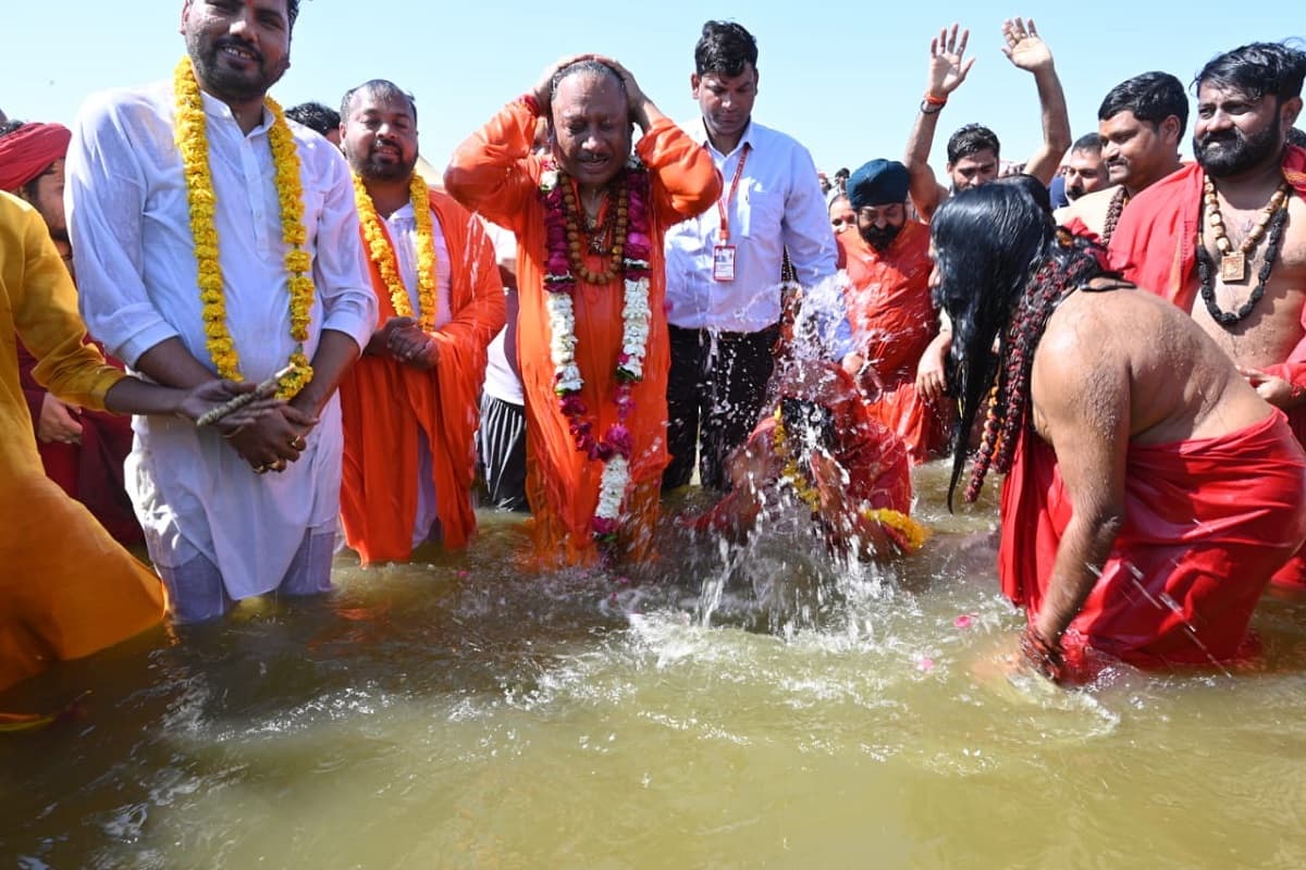 CG Govt Maha Kumbh Visit : सीएम साय ने मंत्रियों के साथ त्रिवेणी संगम में लगाई आस्था की डुबकी, प्रदेशवासियों की खुशहाली के लिए मांगा आशीर्वाद
