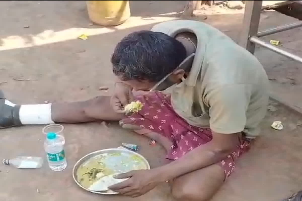 Satna Drunk Teacher Viral Video : सड़क पर खुलेआम शराब पीने बैठ गया शिक्षक, फिर जो कुछ भी हुआ देखते रह गए लोग, वीडियो आया सामने