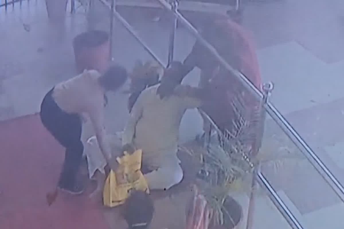 Heart attack in Pashupatinath temple : पशुपतिनाथ मंदिर में भक्त को आया हार्ट अटैक, पुलिसकर्मियों ने दिया CPR, CCTV में कैद हुई घटना