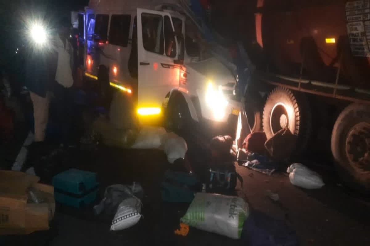 Indore Road Accident Toaday : इंदौर में दर्दनाक सड़क हादसा, ट्रेवलर और टैंकर की भिड़ंत, 6 की मौत, आधा दर्जन से ज्यादा घायल
