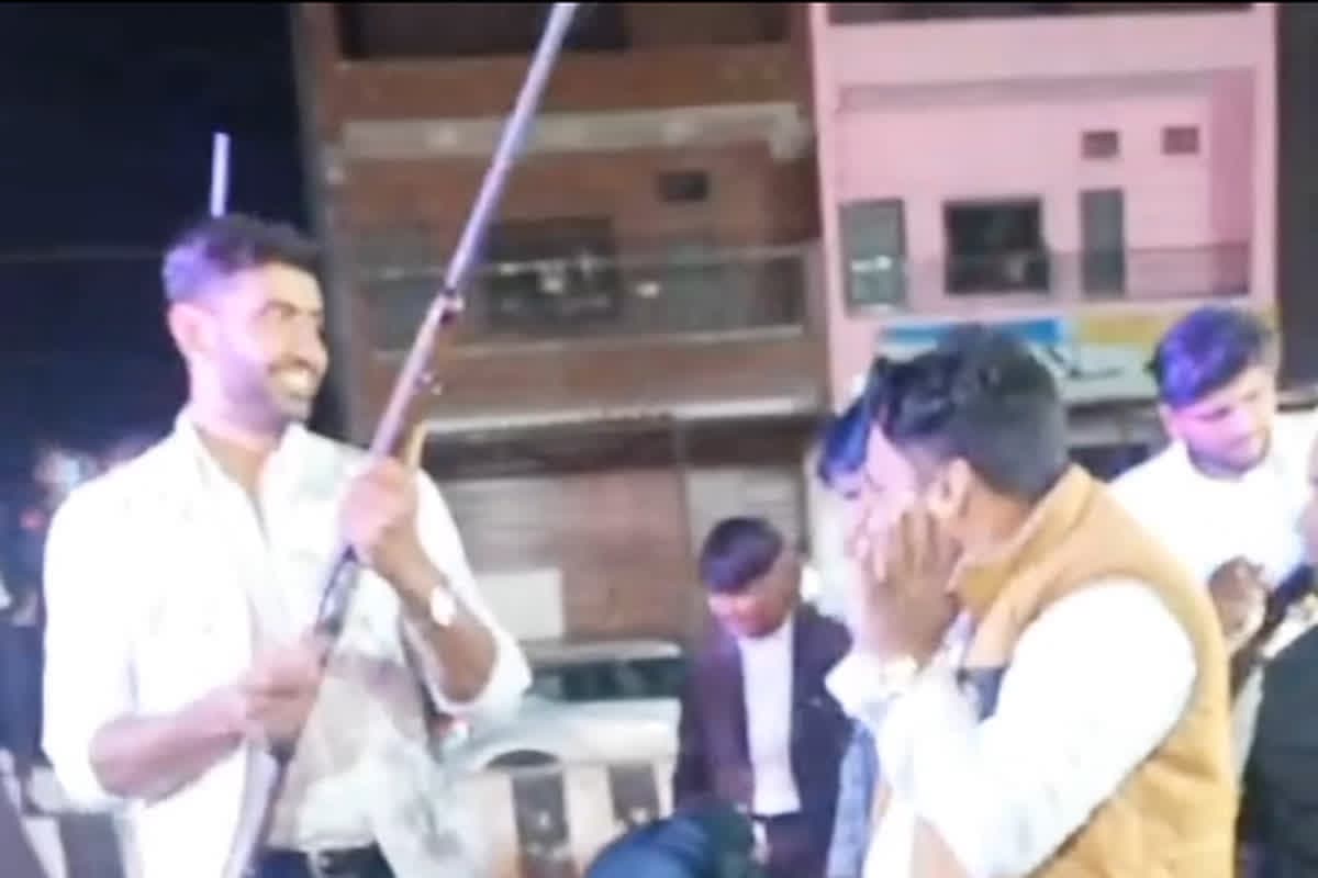 Air firing at wedding : शादी में बारातियों ने की रिवॉल्वर से ताबड़तोड़ हवाई फायरिंग, वीडियो वायरल होते ही मचा हड़कंप