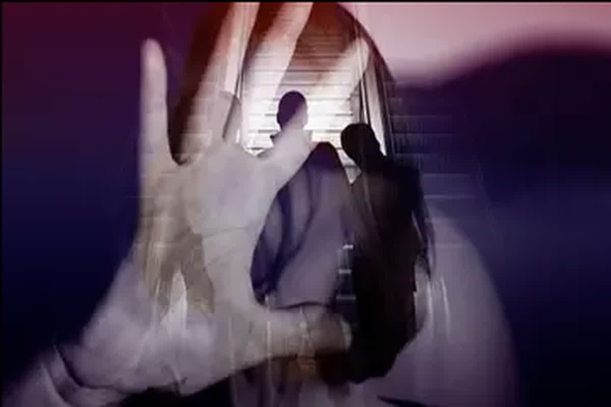 Woman robbed in Raipur : राजधानी में नकाबपोश डकैतों ने घर में घुसकर की दिनदहाड़े लूट, महिला के साथ बेहोश होते तक किया ये कांड, जानकर रह जाएंगे हैरान