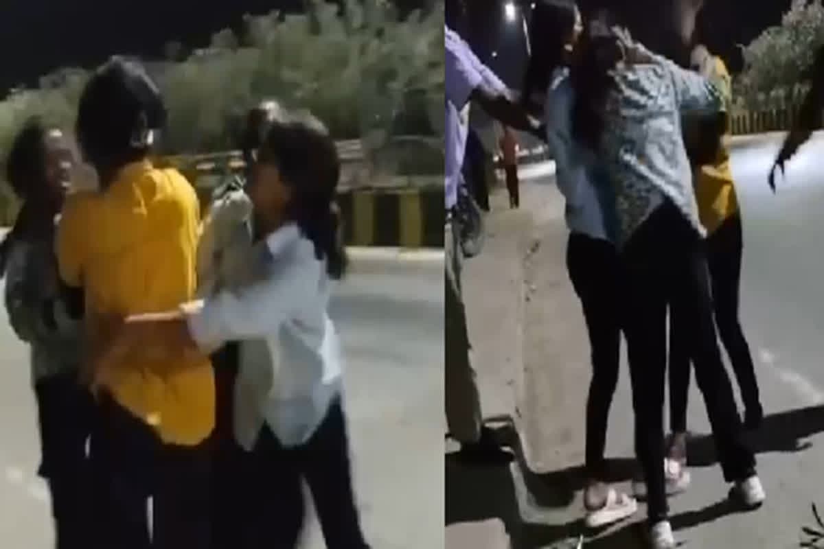 Girls Fighting Viral Video: बॉयफ्रेंड के लिए आपस में भिड़ी युवतियां, बीच सड़क पर छिड़ी जंग, मारपीट का वीडियो आया सामने