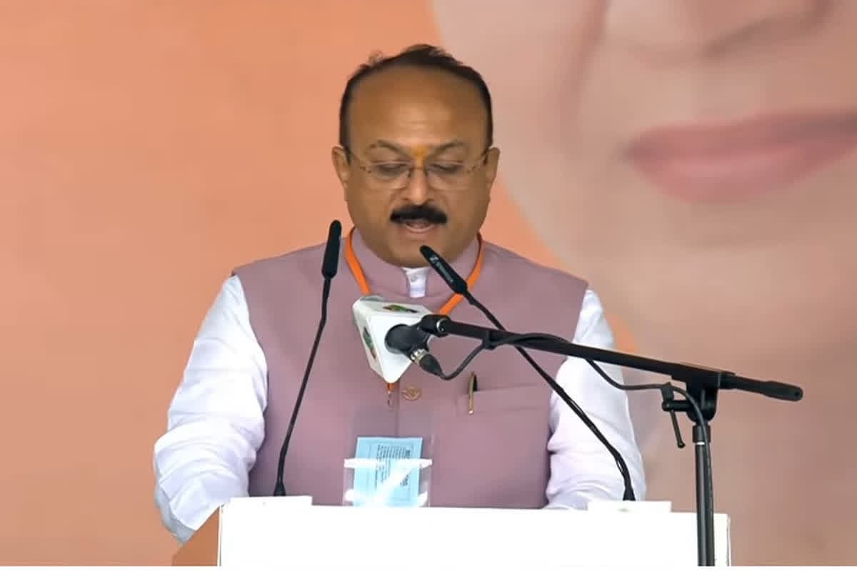 Delhi Govt Oath Ceremony: दिल्ली की रेखा सरकार में आशीष सूद बने मंत्री, उपराज्यपाल ने दिलाई पद और गोपनीयता की शपथ, देखें लाइव