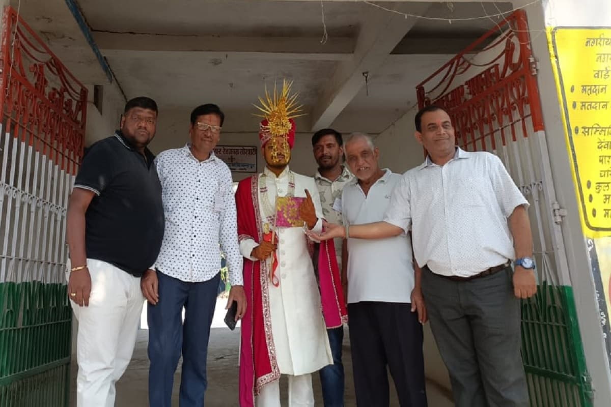 CG Nikay Chunav 2025: शादी से पहले निभाया फर्ज, सिर पर सहरा पहनकर दूल्हे ने किया मतदान, जनता को दिया ये संदेश