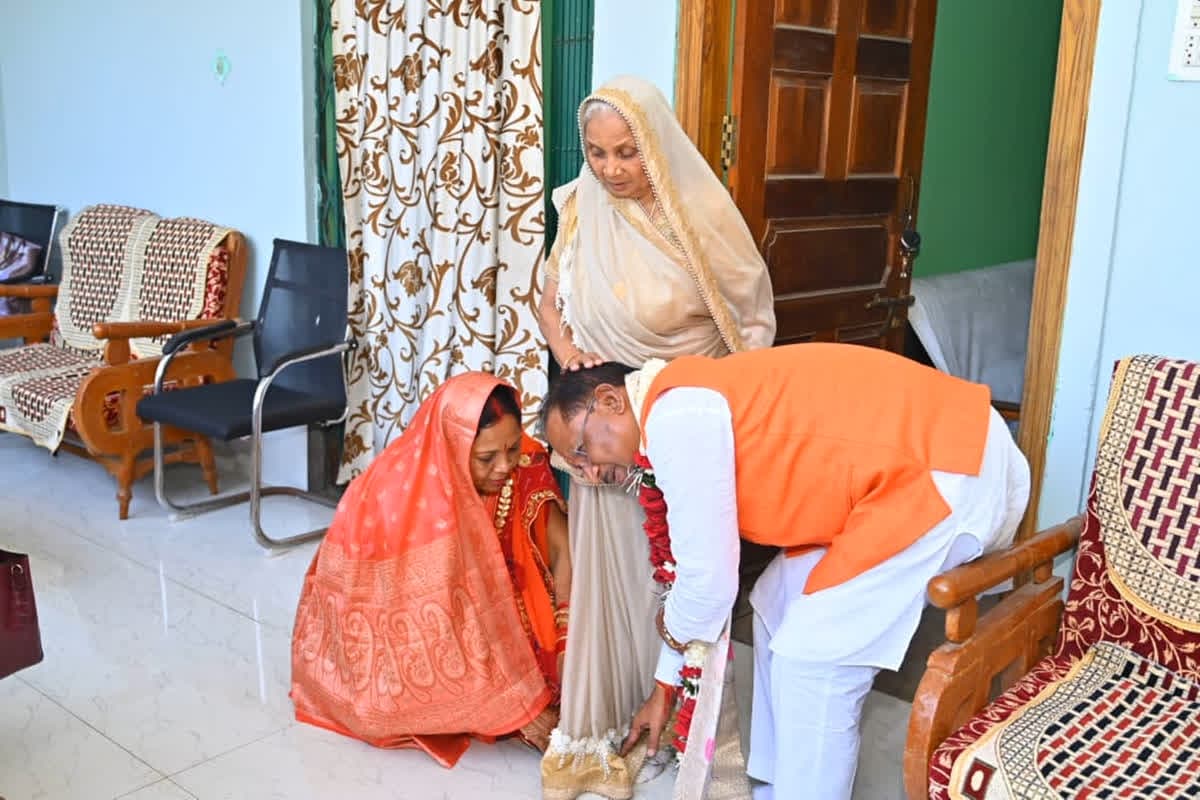 मुख्यमंत्री विष्णुदेव साय का 61वां जन्मदिवस: सीएम ने मां से लिया आशीर्वाद, घर में पूजा का आयोजन, सुभाशीष देने पहुंचे ग्रामीण