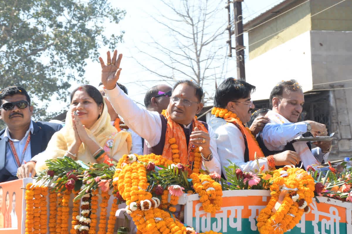 CM Sai Road Show In Dhamtari: मुख्यमंत्री विष्णु देव साय का धमतरी में विशाल रोड शो, जनता का मिला भरपूर समर्थन, कहा- शहर को मिलेगा ट्रिपल इंजन सरकार का लाभ