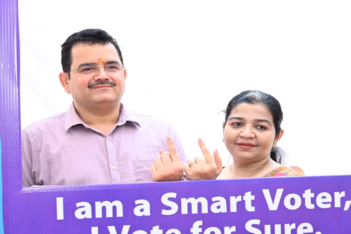 CG Nagariya Nikay Election 2025: मुख्यमंत्री के सचिव पी. दयानंद ने किया अपने मताधिकार का प्रयोग, प्रदेशवासियों से की मतदान की अपील