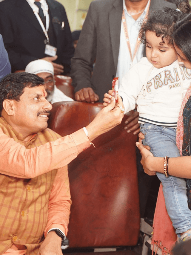 CM Dr. Mohan Yadav: ट्रेन में लोगों के बीच अचानक पहुंचे सीएम, सुनाए किस्से और बच्चों को खिलाई टॉफी, उनकी सादगी के कायल हुए लोग