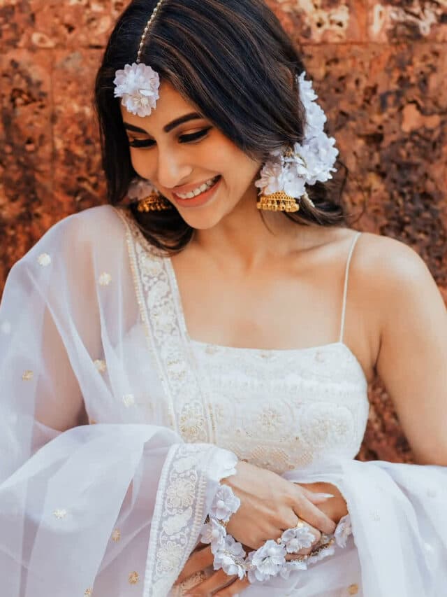 Mouni Roy Hot Pic: व्हाइट सूट में खिलखिलाती मुस्कान से टीवी की नागिन ने जीता फैंस का दिल