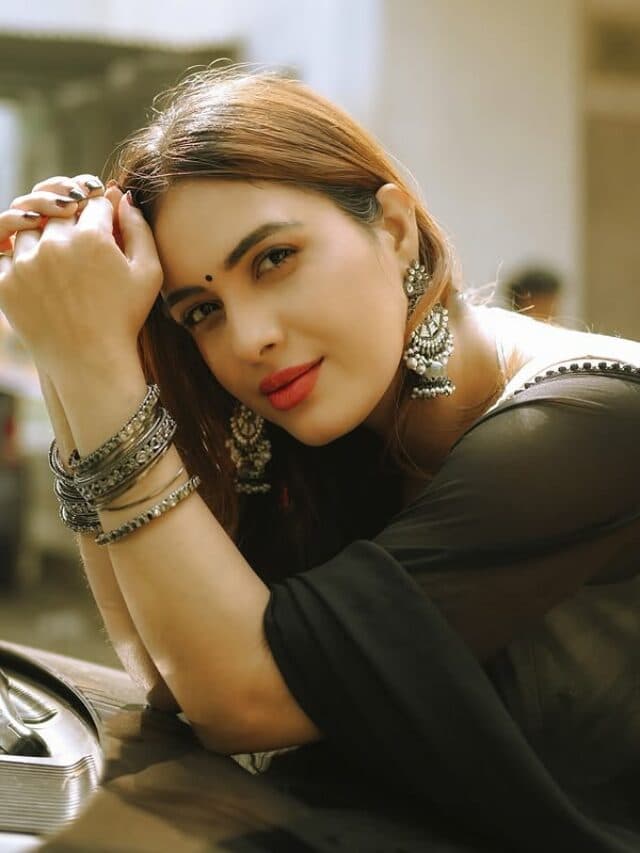 Neha Malik Desi Look: नेहा मलिक ने ब्लैक साड़ी में दिखाया देसी अवतार