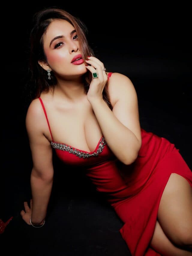Neha Malik Hot Pic: डीपनेक ड्रेस में नेहा मलिक ने कराया हुस्न का दीदार, देखें हॉट तस्वीरें