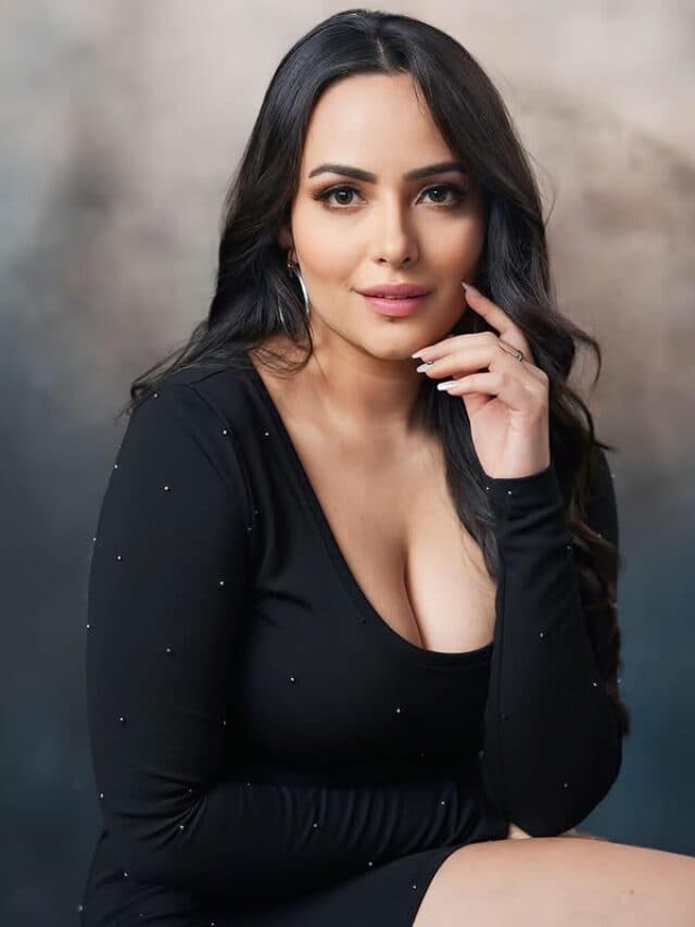 Aanchal Munjal Pics: ब्लैक बॉडीकॉन ड्रेस में आंचल मुंजाल ने दिए सेक्सी पोज, तस्वीरें देख फैंस के उड़े होश