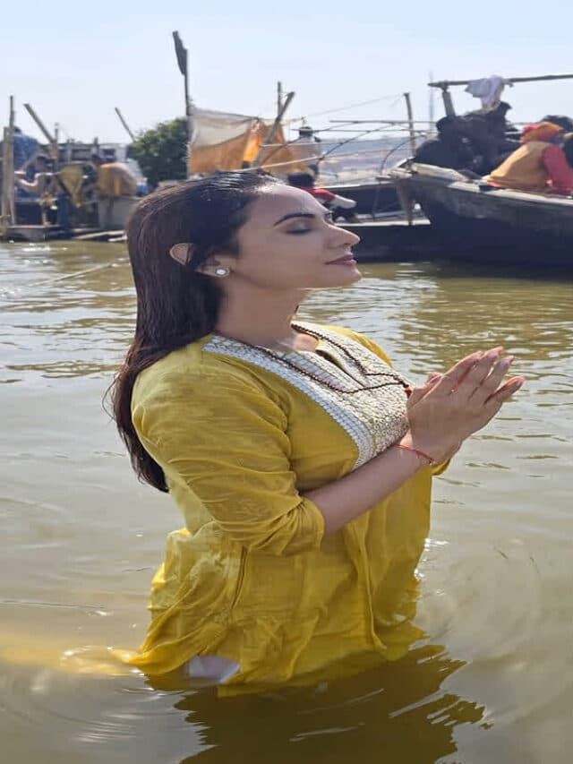 Sonal Chauhan Pic: एक्ट्रेस Sonal Chauhan ने त्रिवेणी संगम में लगाई डुबकी, सोशल मीडिया पर शेयर की तस्वीरें