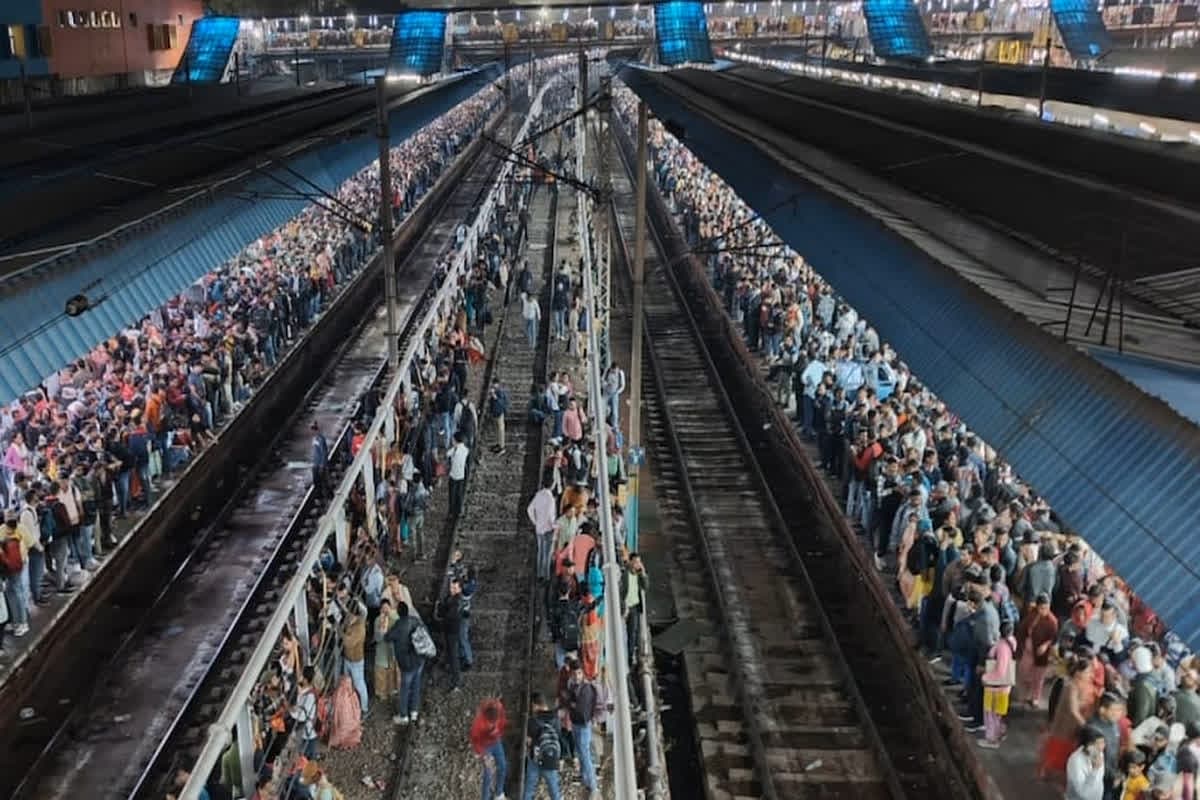 New Delhi Railway Station Stampede Live : दिल्ली स्टेशन में भीड़..भगदड़ और मौत.. प्लेटफॉर्म पर 18 यात्रियों की डेथ, हादसे में किसकी गई जान, सामने आए नाम?
