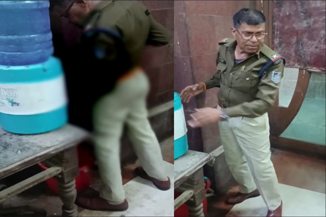 Sharabi Policeman Video Viral: लड़खड़ाते कदम और न कोई होश..! नशे में धुत पुलिसकर्मी ने टीसी ऑफिस के बाहर कर दी पेशाब, सामने आया वीडियो
