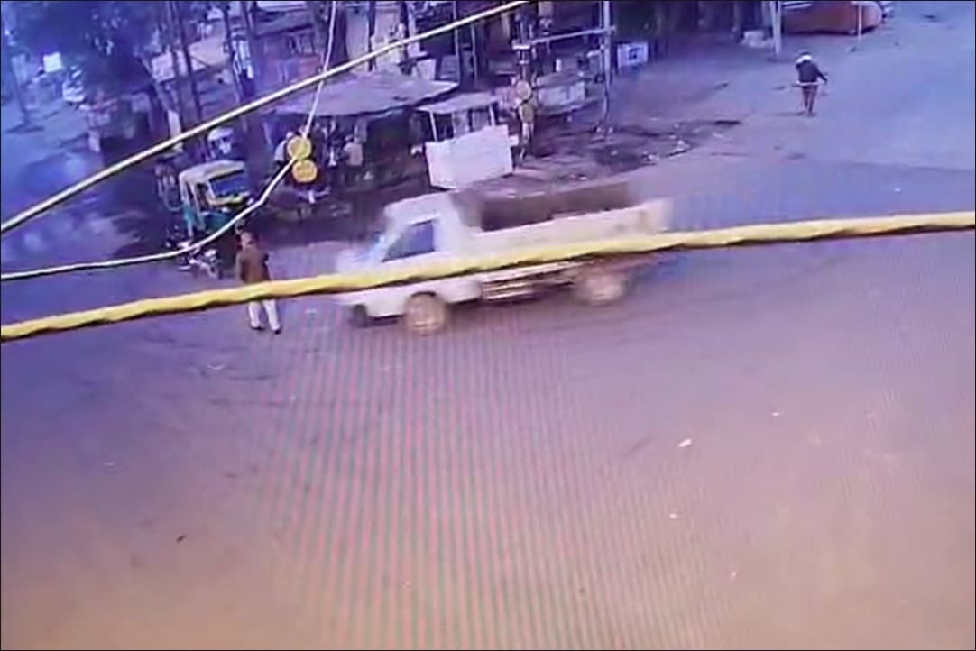 Hit and Run Case in Gwalior : पहले लोडिंग वाहन ने मारी टक्कर.. फिर 24 फीट तक पुलिसकर्मी को घसीटा, CCTV में कैद हुई पूरी घटना