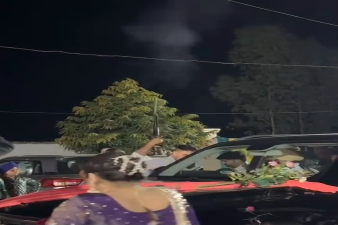Firing Video Viral : शादी में जैसे ही हुई दुल्हन की एंट्री.. चलने लगी गोलियां, सामने आया वीडियो