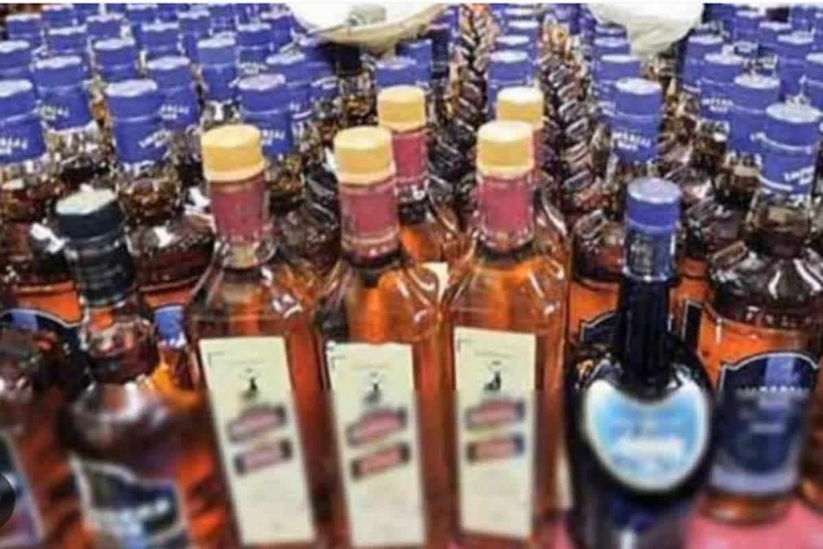 CG Crime news: ट्रक में अवैध शराब लेकर पहुंचे पुलिसकर्मी ! कांग्रेस नेता के फार्म हाउस में रखवाने के आरोप
