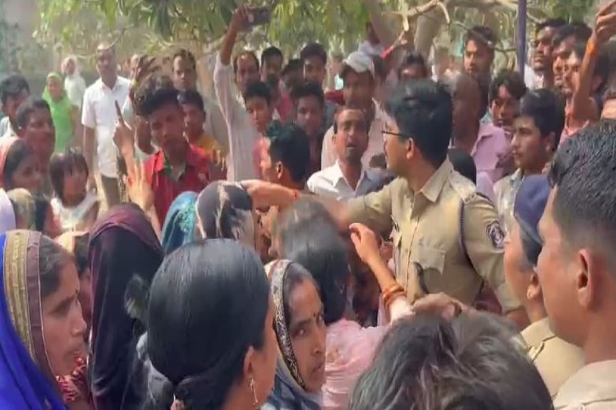 CG Panchayat chunav: मतदान के दौरान हुआ जमकर हंगामा, पीठासीन अधिकारी के साथ गाली गलौज, मौके पर भारी पुलिस बल तैनात