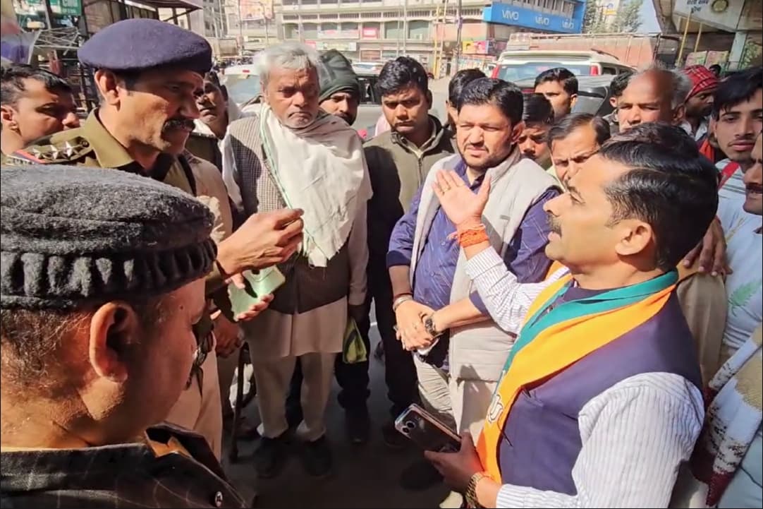 Video : ‘स्टाफ का व्यवहार ठीक हो..’ यातायात व्यवस्था पर बीजेपी नेता ने उठाए सवाल, ट्रैफिक इंचार्ज से हो गई बहस, देखें वीडियो