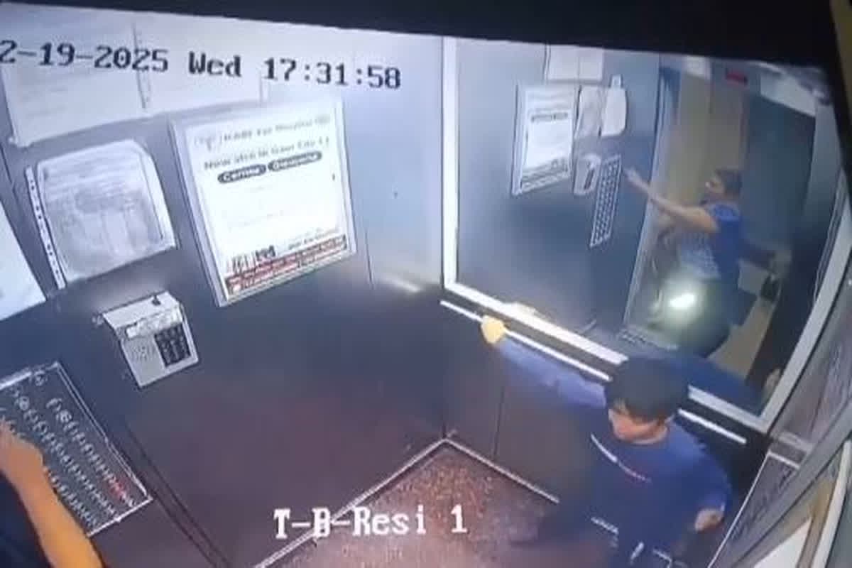 Noida Dog News: लिफ्ट में पालतू कुत्ते को लेकर घुसी महिला, बच्चे ने किया मना तो पार कर दी सारी हदें, अब कैमरे में कैद हुई वारदात