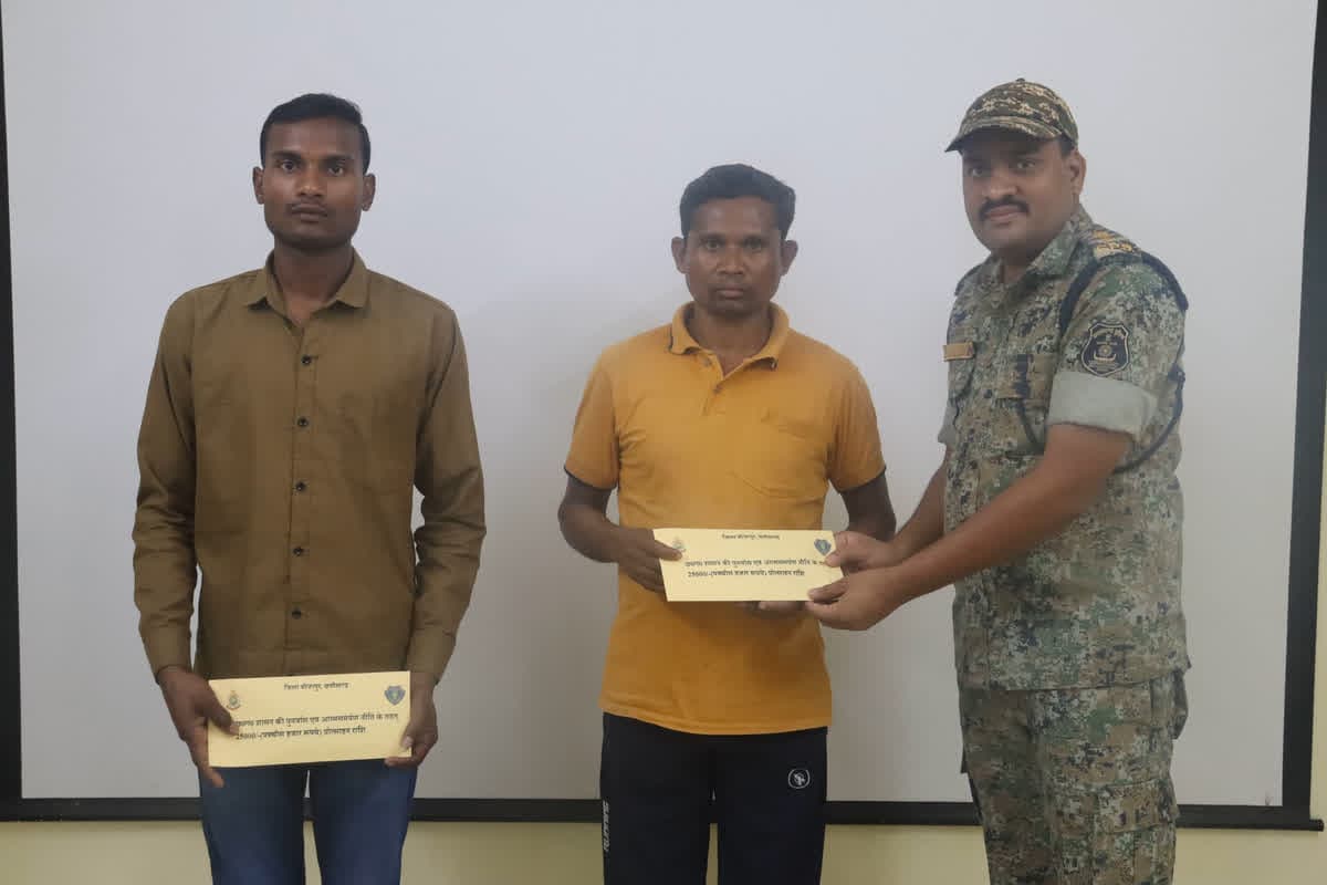 Naxalite Surrender In Bijapur: दो खूंखार नक्सलियों ने किया आत्मसमर्पण, इस वजह से लिया मुख्यधरा में लौटने का फैसला