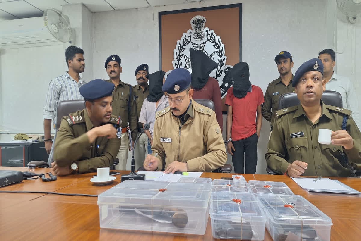 Ratlam Police Action :सोशल मीडिया की मदद से पकड़े गए बदमाश, अवैध हथियारों की खरीद-फरोख्त में शामिल चार आरोपी गिरफ्तार, पुलिस की राडार पर 1000 अकाउंट्स