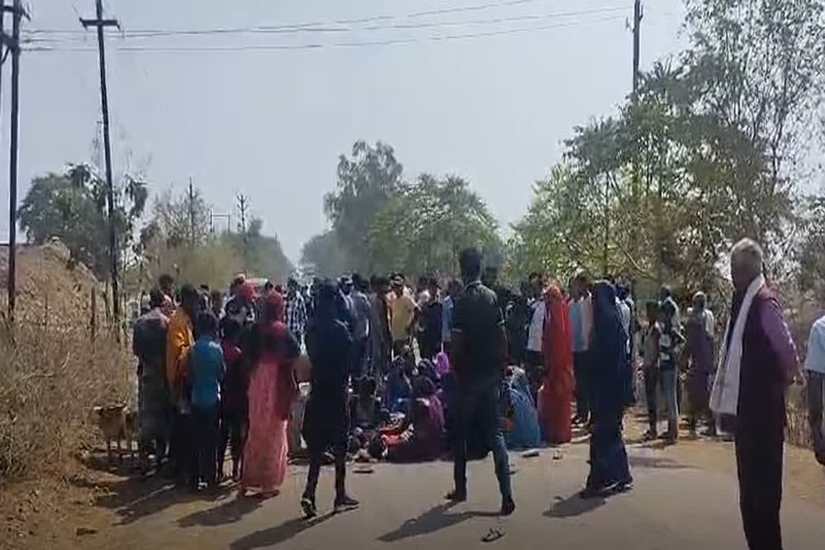 Rewa Accident News: हाइवा की टक्कर से बाइक सवार 4 युवकों की मौत, 1 की हालत गंभीर, आक्रोशित परिजनों ने किया चक्काजाम