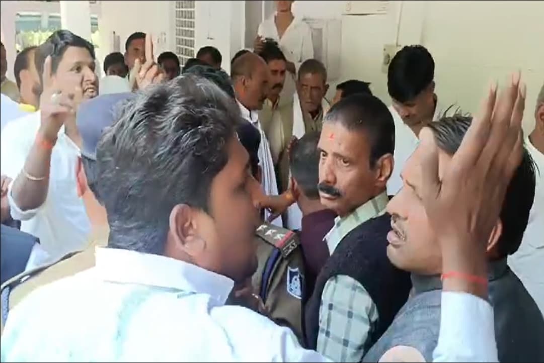Congress Workers Video : आपस में भिड़े कांग्रेसी.. अंदर नेता प्रतिपक्ष ले रहे थे बैठक, बाहर समर्थकों के बीच हुई तीखी बहस, देखें वीडियो
