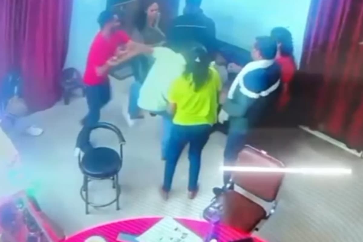 Spa Center Video Viral: स्पा सेंटर में युवती पर ऐसे काम करने का दबाव डाल रहा था युवक, मना करने पर किया ऐसा कांड, वीडियो में कैद हुई करतूत