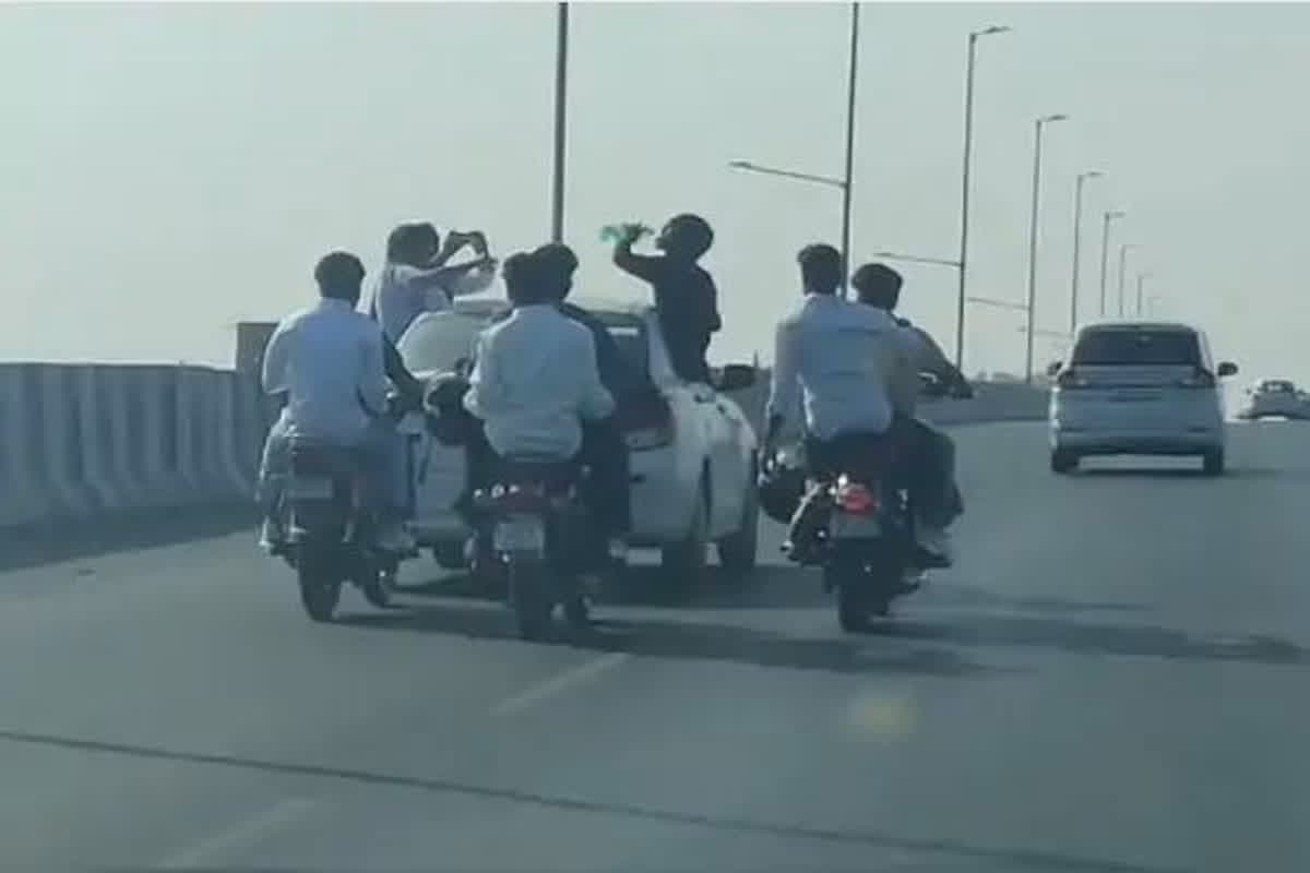 Car Stunt Viral Video: चलती कार की खिड़कियों से निकलकर युवकों ने किया खतरनाक स्टंट, वायरल वीडियो देख आप भी हो जाएंगे हैरान