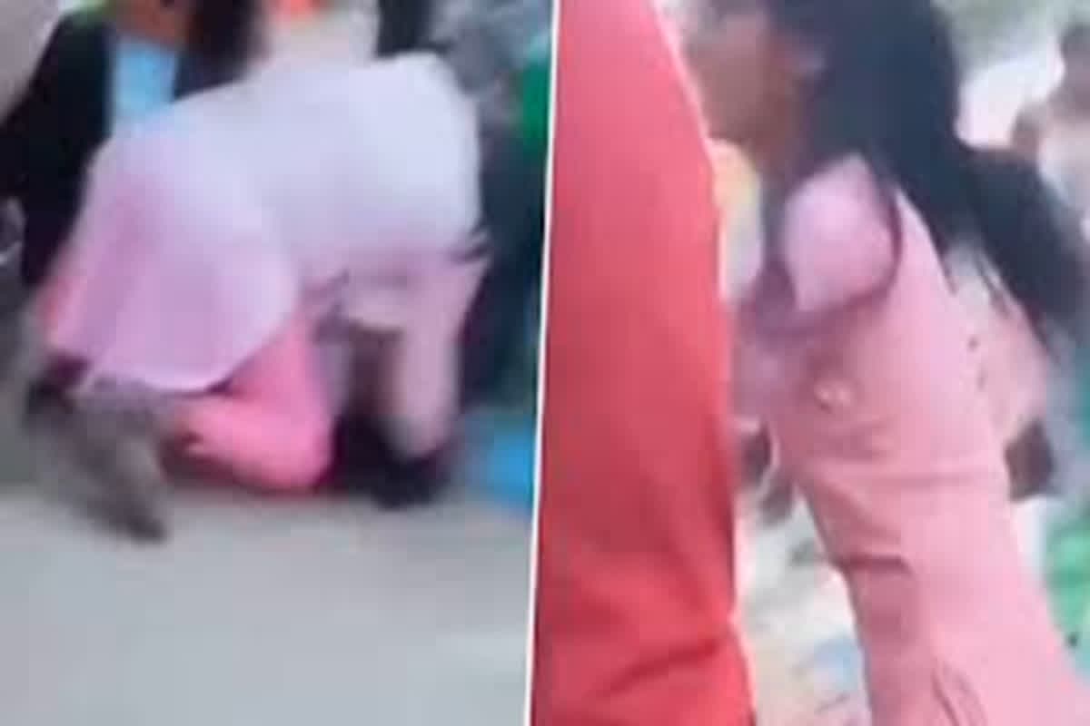 Girls Fighting Viral Video : बीच सड़क पर आपस में भिड़ी युवतियां, एक-दूसरे को बाल पकड़कर पीटा, वायरल हुआ वीडियो