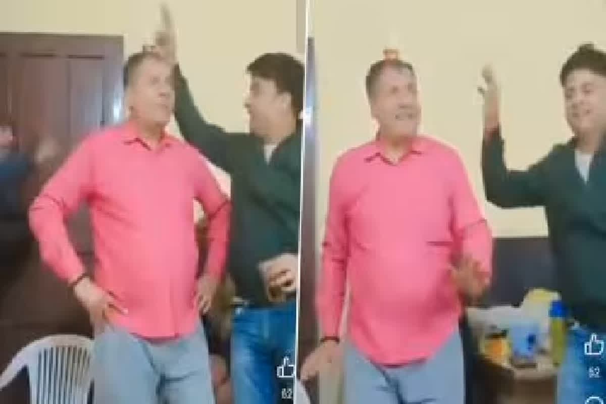 Teacher Viral Video From Class: सिर पर शराब का ग्लास रखकर शिक्षक ने किया डांस, जमकर वायरल हो रहा वीडियो