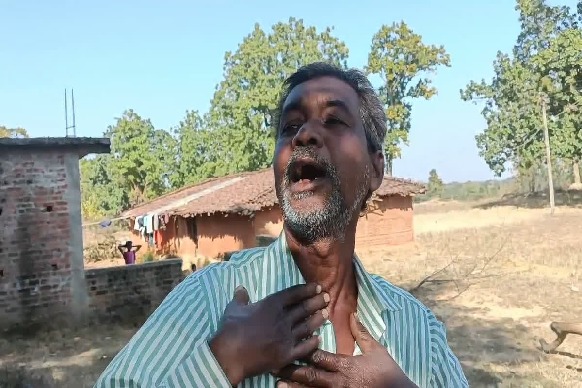 Drunken teacher in Jashpur : नशे में टल्ली टीचर का शर्मनाक वीडियो हुआ वायरल, स्कूल के समय सामने आई ये हरकतें