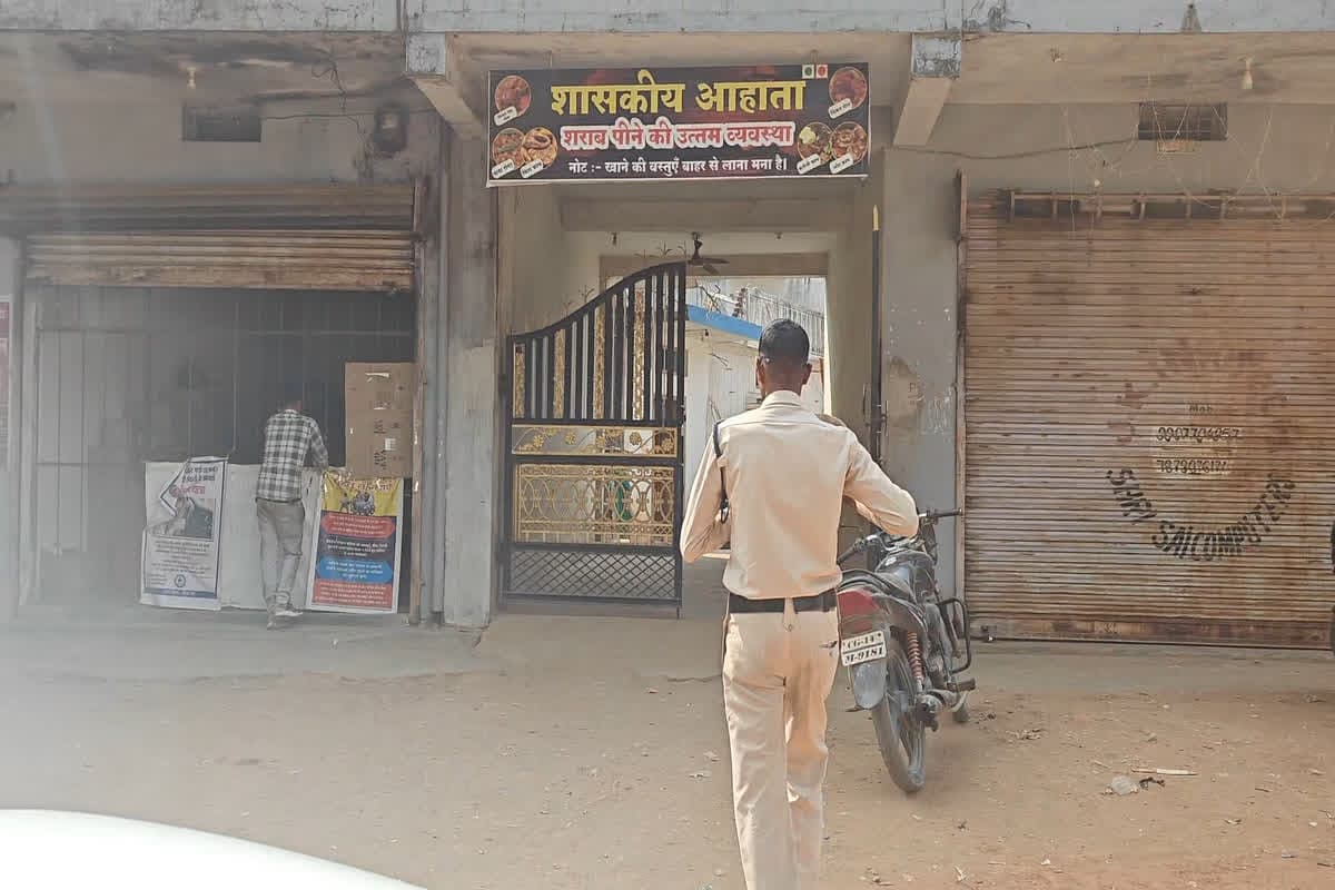 Drunk Policeman In Jashpur : शहर में दिनदहाड़े शराब पीते नज़र आए पुलिस आरक्षक, पूछने पर कहा- ‘ड्यूटी ही वैसी है’