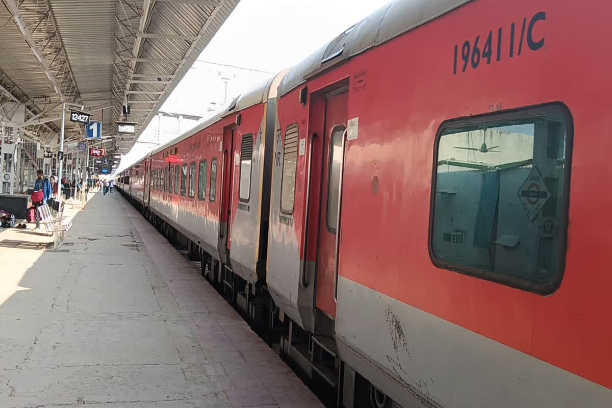 Rewa Train Robbery : बदमाशों ने ट्रेन के अंदर की दिनदहाड़े लूट, महिला से छिना पर्स और जेवरात, फिर ऐसे बच निकले आरोपी