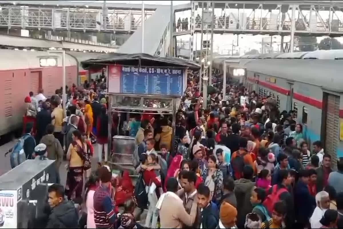 Mahakumbh 2025 Railway Station Crowd : महाकुंभ जाने के लिए रेलवे स्टेशनों पर उमड़ी भारी भीड़, अचानक मची अफरातफरी, चौंका देगी ये तस्वीरें