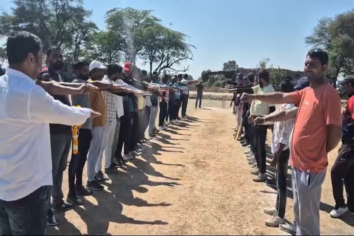 Unique Cricket Tournament : इस गांव में नशा मुक्ति अभियान का जरिया बना क्रिकेट टूर्नामेंट, खिलाडियों के भविष्य को सुरक्षित बनाने की पहल